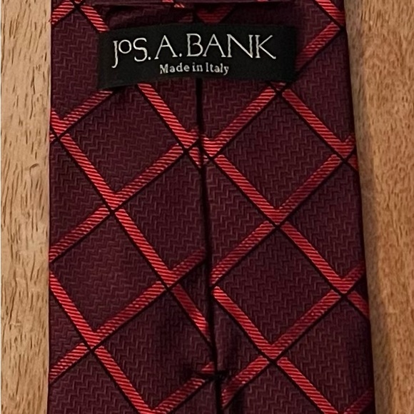 JOESPH A. BANK MEN’S BURGUNDY & RED 100% SILK NECKTIE/PRE-OWNED/BREATHTAKING!! - Picture 2 of 2
